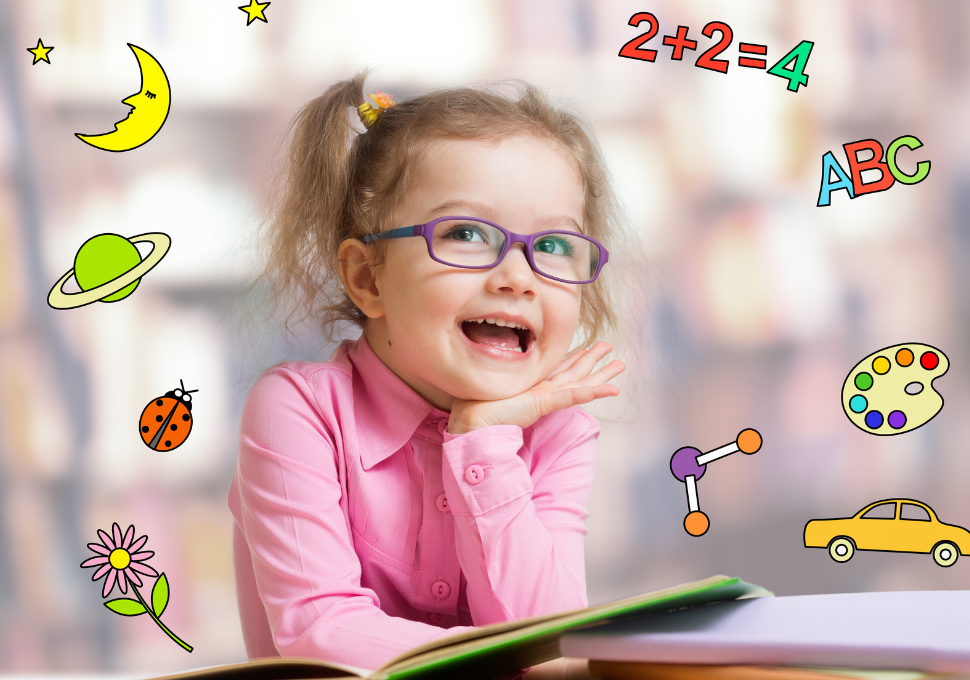 Niña con gafas disfrutando de actividades educativas, resaltando la relación entre el aprendizaje y una buena salud visual en los más pequeños.