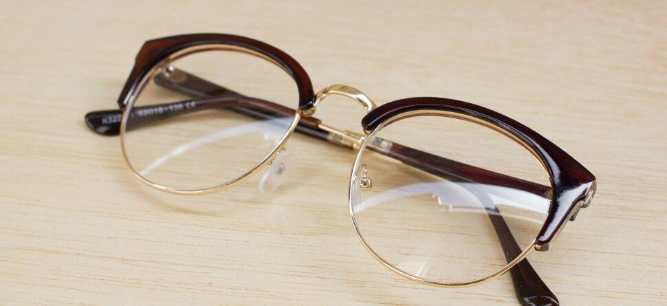 Primer plano de unas gafas ópticas elegantes con montura clásica y resistente, resaltando la calidad en diseño y materiales disponibles en Óptica Cosmos Tenerife.