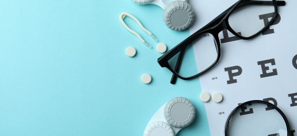 Estuche de lentes de contacto, gafas de lectura y una tabla optométrica sobre un fondo azul en Óptica Cosmos Tenerife. Ideal para destacar la importancia de la revisión visual anual y el uso de lentes adecuados.