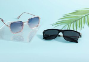 Dos pares de gafas polarizadas, unas con lentes rosas y otras oscuras, decoradas con hojas tropicales, perfectas para el clima soleado de Tenerife.