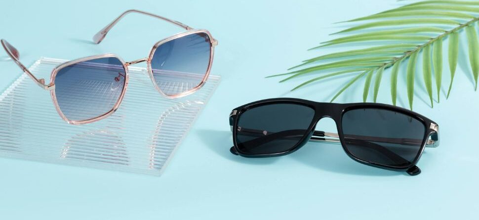 Dos pares de gafas polarizadas, unas con lentes rosas y otras oscuras, decoradas con hojas tropicales, perfectas para el clima soleado de Tenerife.